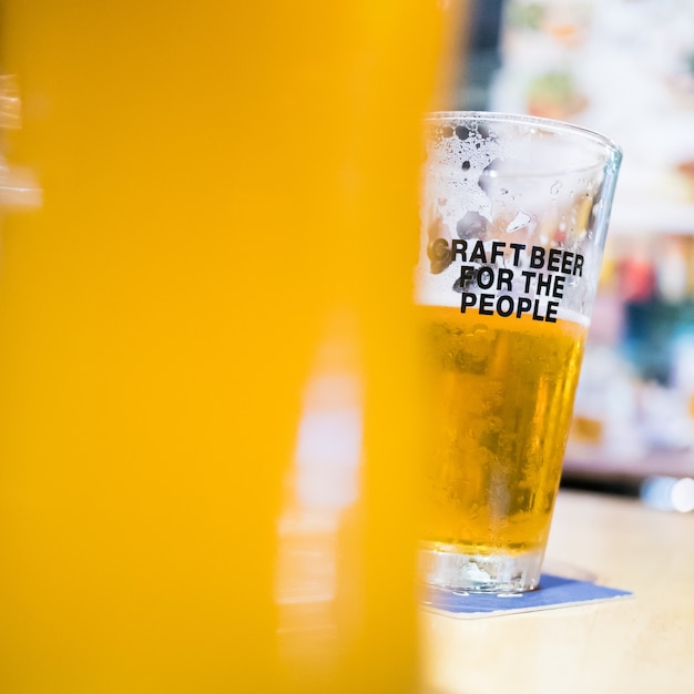 Meia taça de cerveja artesanal gelada, festa