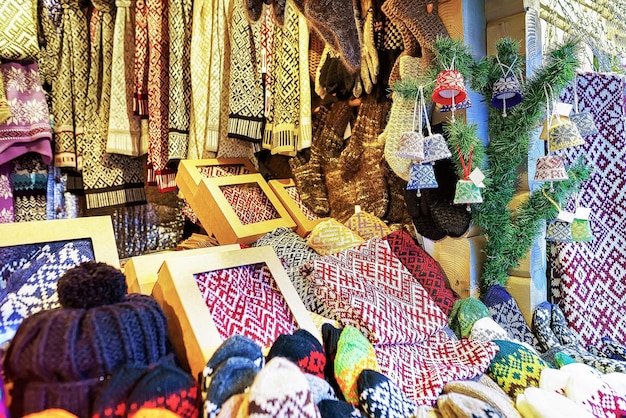 Meias coloridas e ornamentais, cachecóis, luvas e chapéus em uma das barracas durante o Mercado de Natal em Riga, Letônia. O mercado faz parte das tradicionais comemorações do período natalino.