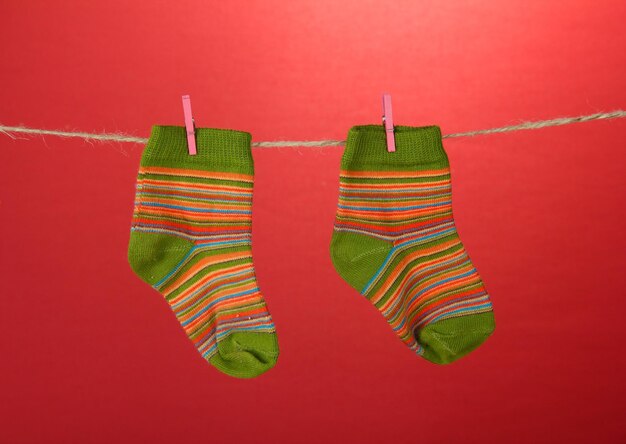 Foto meias coloridas penduradas no varal na cor de fundo
