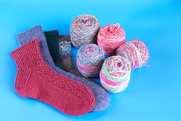 Meias e fios quentes de inverno tricotados à mão