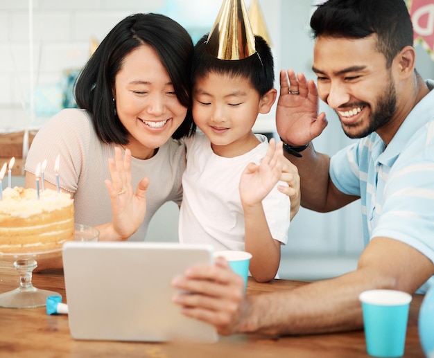 Mein Leben wird mit jedem Jahr, in dem ich es lebe, besser Aufnahme einer glücklichen Familie, die zu Hause ein Tablet verwendet