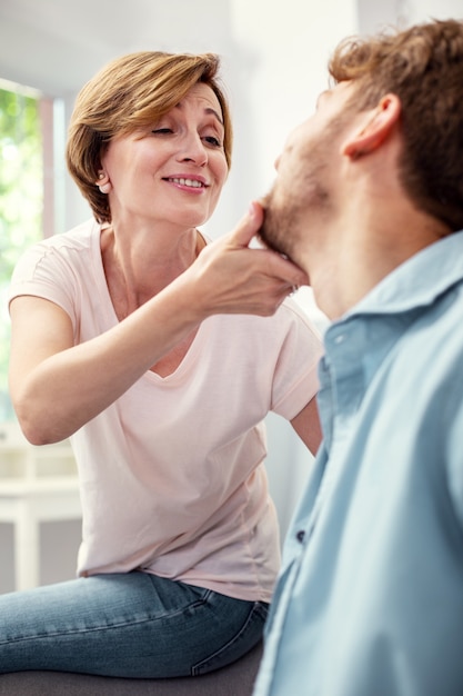 Mein lieber Junge. Angenehme nette Frau, die ihre Fürsorge zeigt, während sie Zeit mit ihrem Sohn verbringt