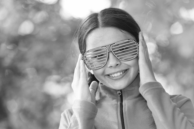 Mein liebstes Modeaccessoire. Glückliches Mädchen trägt eine schicke Brille. Kleines Kinderlächeln mit Party-Look. Sommerurlaub. Mode und Stil. Trendige Brillen. Modische Brillen, die Sie tragen möchten.