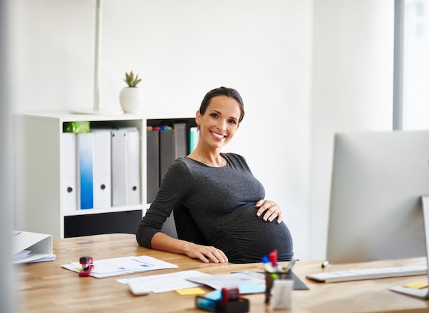 Mein nächster Job ist Mutter zu werden Porträt einer schwangeren Geschäftsfrau, die in einem Büro arbeitet