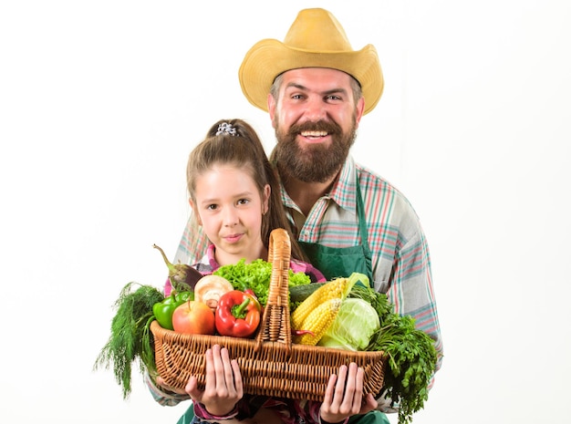 Mein Vater ist Bauer Familienbauernhof Bio-Gemüse Mann bärtiger rustikaler Bauer mit Kind Bauernfamilie selbst angebaute Ernte Vater und Tochter halten Korb Erntegemüse Gartenarbeit und Ernte