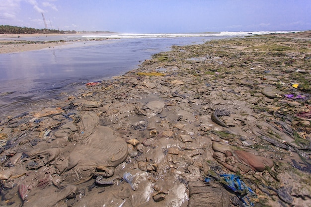 Meio ambiente na praia de Teshie, vila de pescadores em Gana