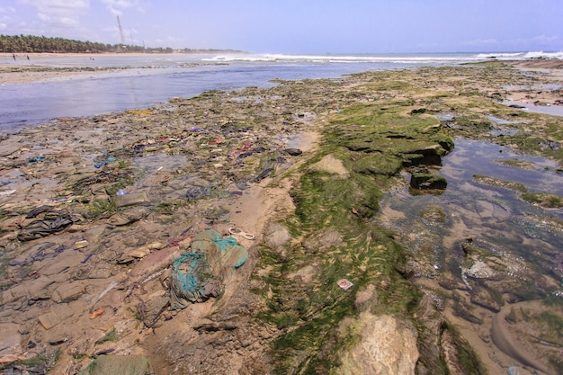 Meio ambiente na praia de Teshie, vila de pescadores em Gana