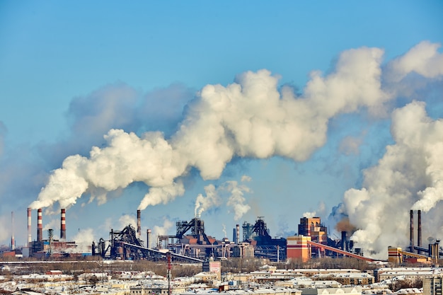 Meio ambiente ruim na cidade. desastre ambiental. emissões prejudiciais para o meio ambiente. fumaça e poluição. poluição da atmosfera pela fábrica da planta. gases de escape