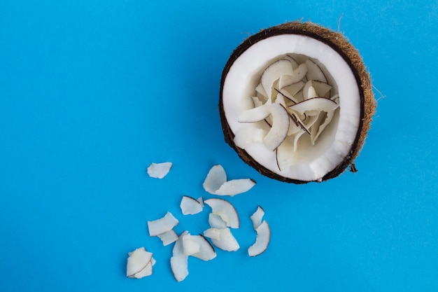 Meio coco e batatas fritas no azul