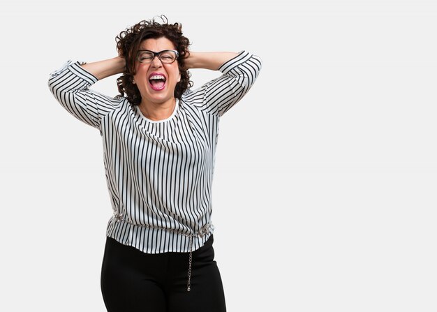 Foto meio envelhecida mulher louca e desesperada, gritando fora de controle