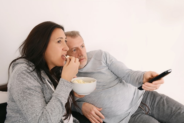 Meio envelhecido casal assistindo filme na tv