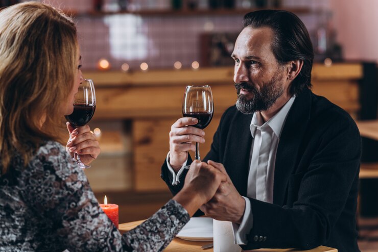Meio envelhecido casal janta no restaurante