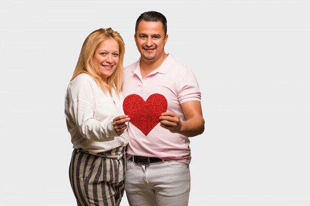 Foto meio envelhecido casal latino comemorando o dia dos namorados