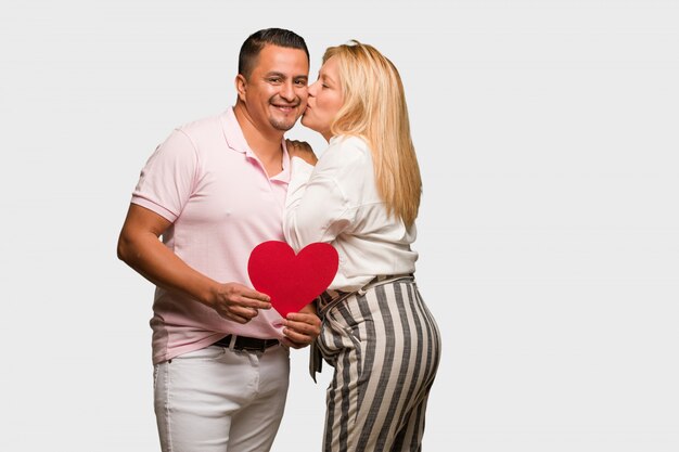 Meio envelhecido casal latino comemorando o dia dos namorados