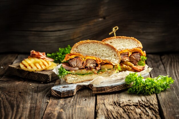 Meio hambúrguer com carne grelhada, vegetais, molho em superfície de madeira rústica