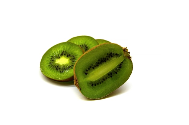 Meio kiwi e fatias fecham isoladas em um fundo branco