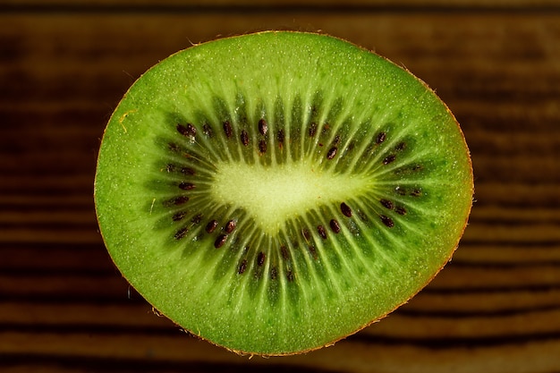 Meio kiwi em uma vista superior de fundo de madeira (close-up)