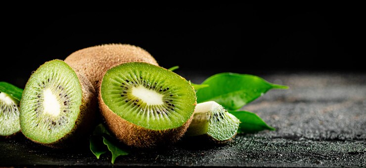 Meio kiwi suculento na mesa