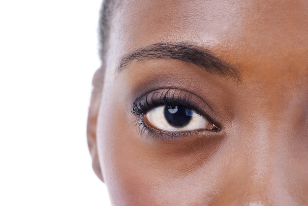 Foto meio rosto e olho de mulher negra em close-up para beleza ou dermatologia em fundo branco mockup retrato de cuidados com a pele e modelo africano com brilho natural de cosméticos de maquiagem ou tratamento facial em estúdio