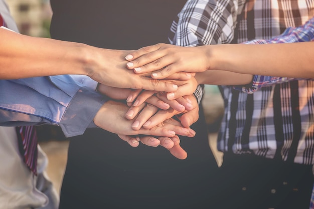 Meio-seção de amigos empilhando mãos