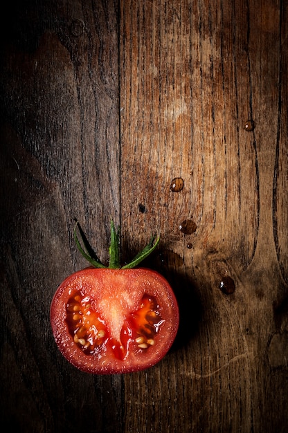 meio tomate em madeira