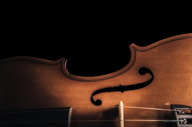 Foto meio violino em um fundo preto e escuro