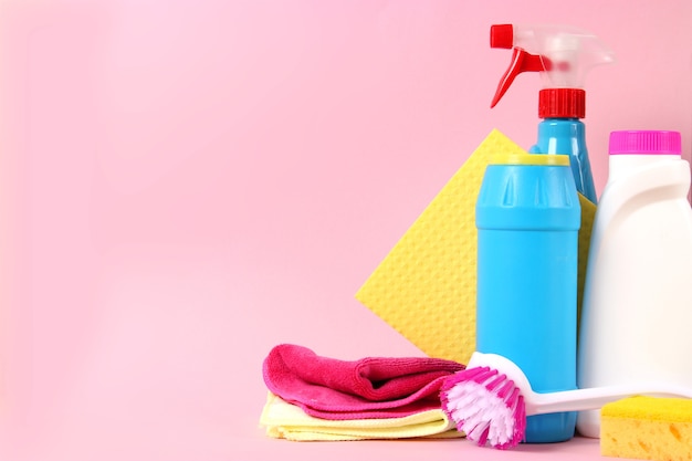 Meios de limpeza e desinfecção closeup em um fundo colorido