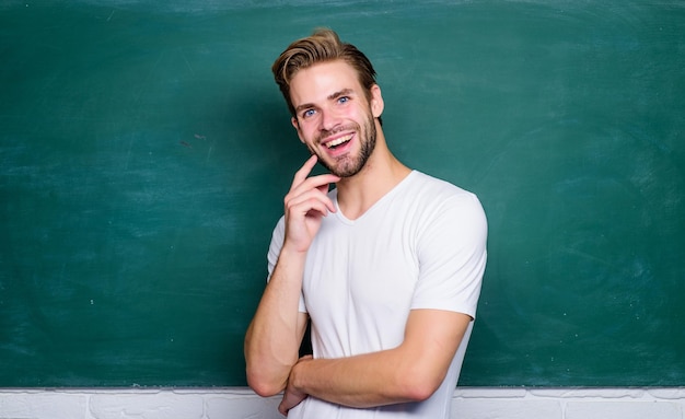 Meister der Vereinfachung Lehrer vor der Tafel Zurück zur Schule Vorteile für männliche Grundschullehrer sind reichlich vorhanden Unterricht könnte mehr Spaß machen Lehrer bester Freund der Lernenden