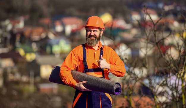 Meister des Bauens am Werksbauer, der Dachziegelbauarbeiten mit Filzdachindustrie installiert