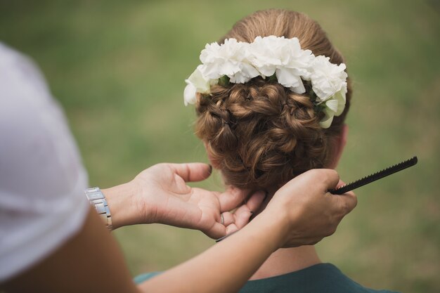 Meister Stylist macht die Braut Hochzeit Frisur