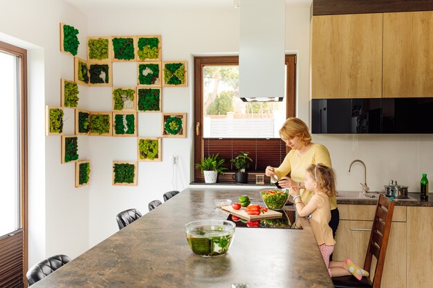 Meisterkurs in kochen für kinder. erziehung von kindern, die sich für gemüse und richtige ernährung lieben. veganes essen