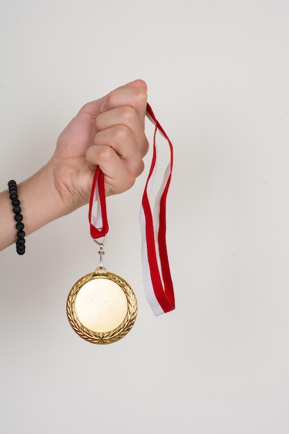 Meistersieger vergibt Medaille in der Hand