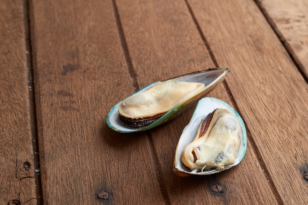 Mejillón fresco en la mesa de madera