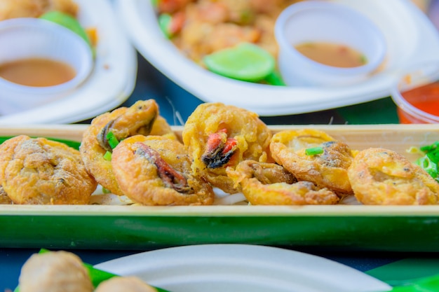 Foto mejillón frito, comida de la calle en tailandia.