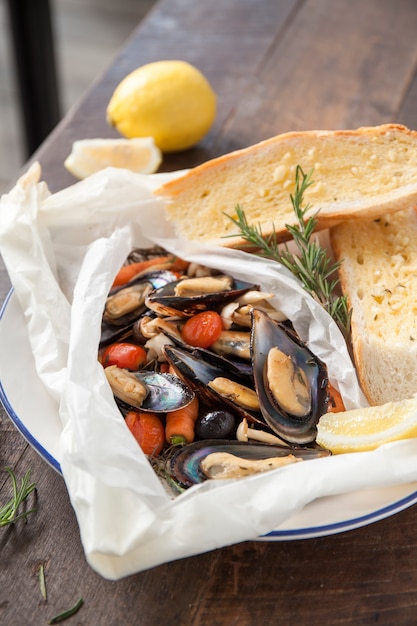 Mejillones al Horno y Pan de Ajo