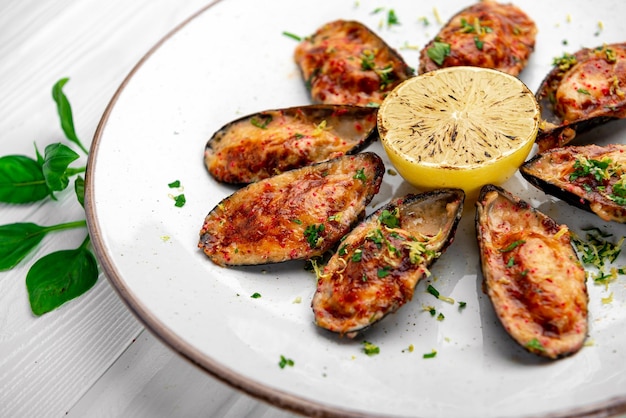 Mejillones al horno con queso en placa