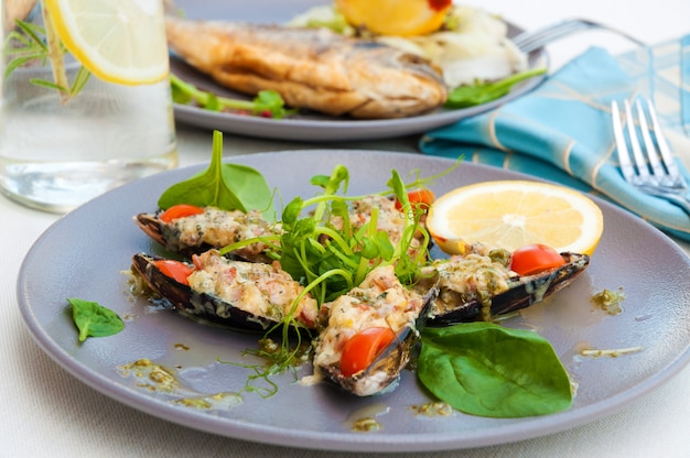 Mejillones al horno en una terraza de verano en un restaurante