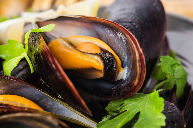 Foto mejillones al vino con perejil y limón. mariscos.