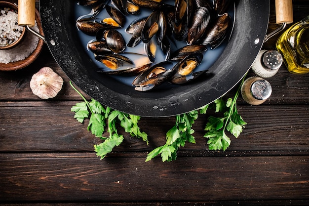 Mejillones en una cacerola con perejil y especias