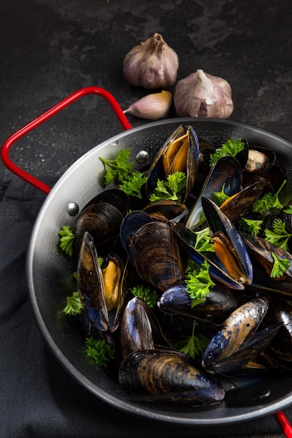 Mejillones Cocidos Con Ajo Y Perejil Fresco En Cacerola