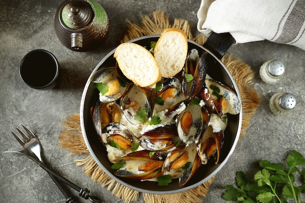 Mejillones de concha en salsa cremosa de queso al ajo