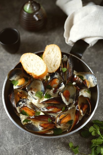 Mejillones de concha en salsa cremosa de queso al ajo