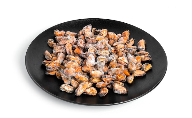 Mejillones congelados aislados en blanco.