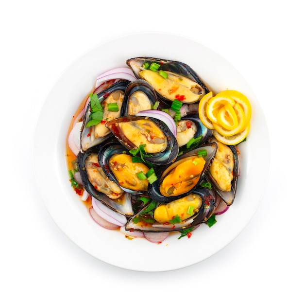 Foto mejillones ensalada picante comida tailandesa estilo fusión decoración con topview de limón