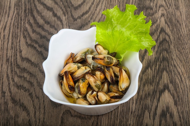 Mejillones en escabeche con hojas de ensalada