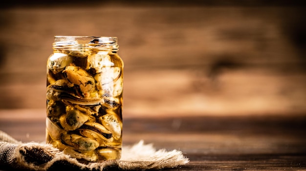 Mejillones en escabeche en un tarro de cristal