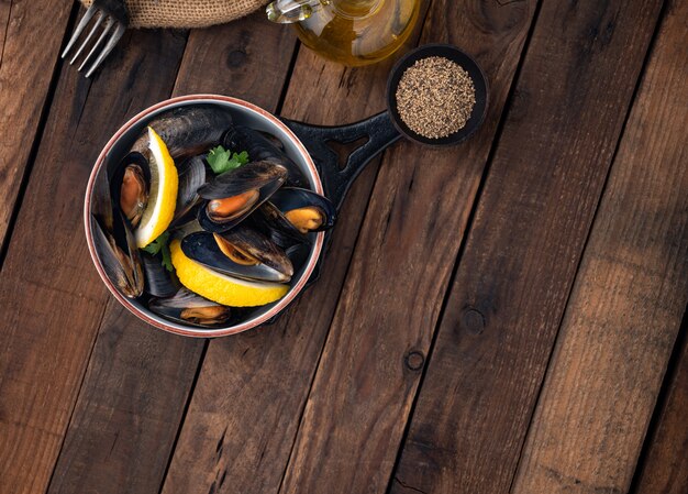 Foto mejillones espaciales en comida de madera