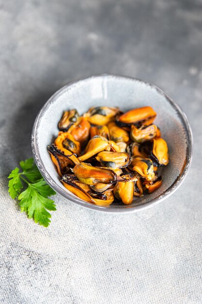 mejillones frescos pelados comida de marisco en la mesa espacio de copia comida fondo rústico