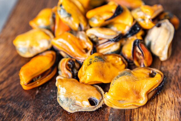 mejillones frescos pelados comida de marisco en la mesa espacio de copia comida fondo rústico