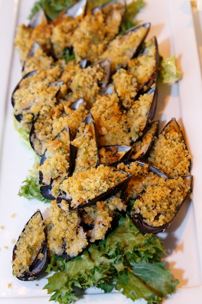 Mejillones gratinados antipasti tradicionales de Apulean durante una boda o celebración italiana